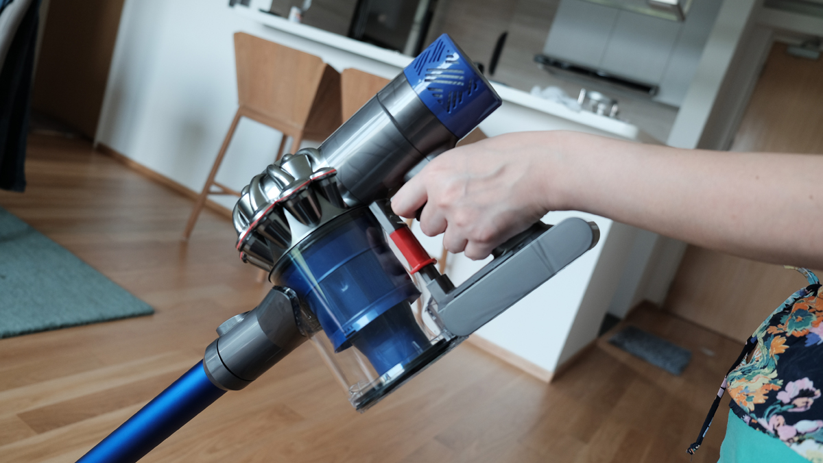 Geek Review: Dyson V6 Fluffy Vacuum Cleaner | Geek Culture