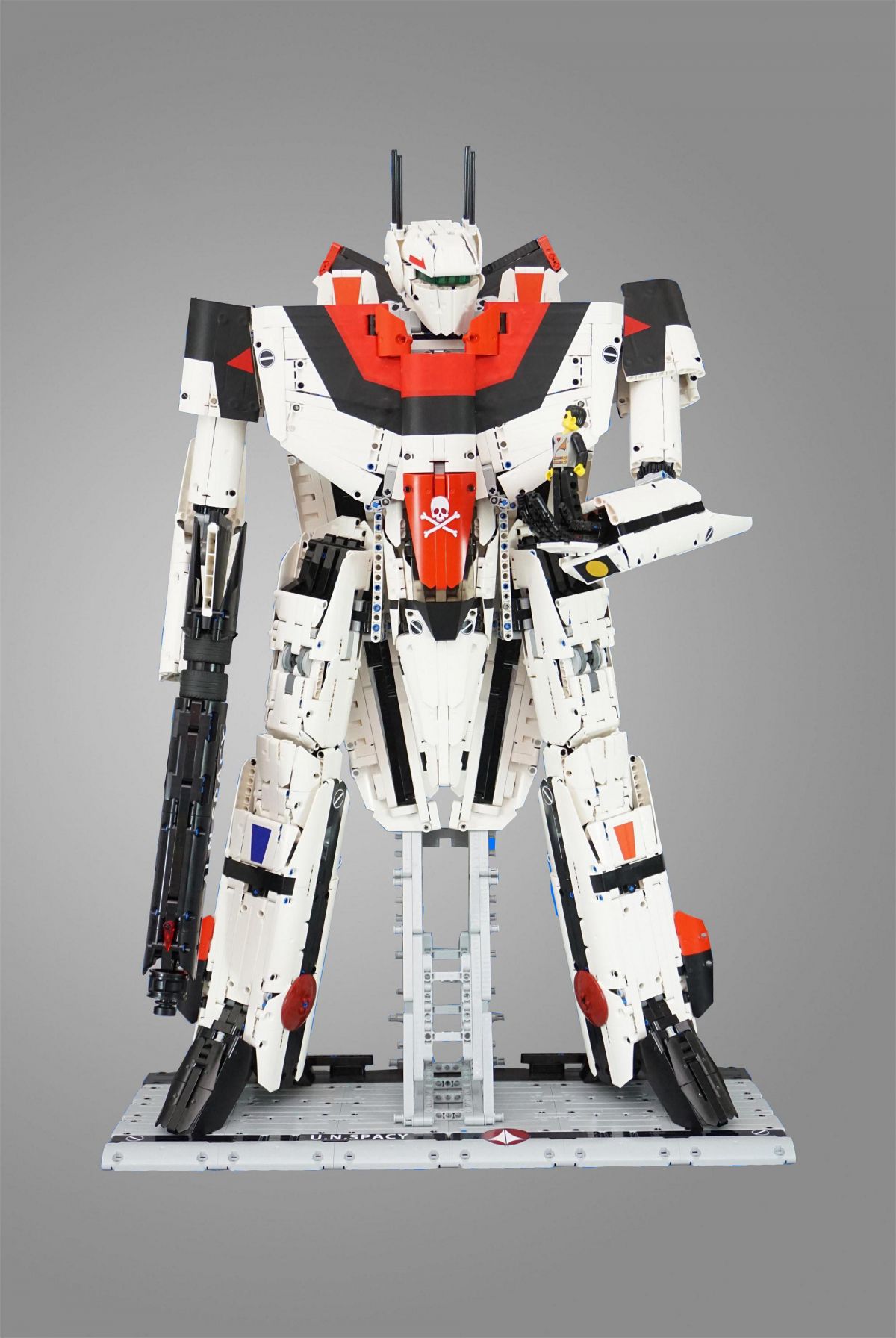 This LEGO Valkyrie Is Possibly The Largest Macross Mecha MOC To Date Geek Culture