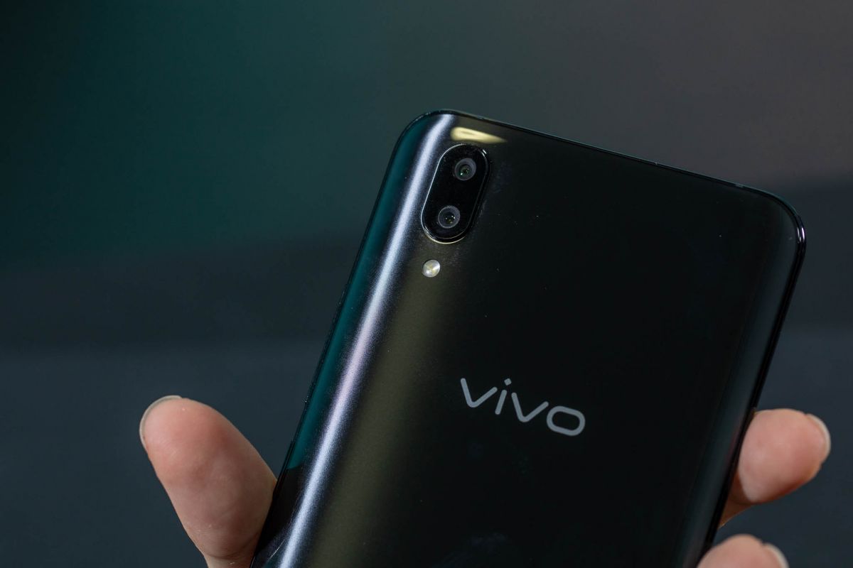 Vivo x100 vs oppo find x7. Vivo две камеры и вспышка. Телефон vivo с 2 камерами.