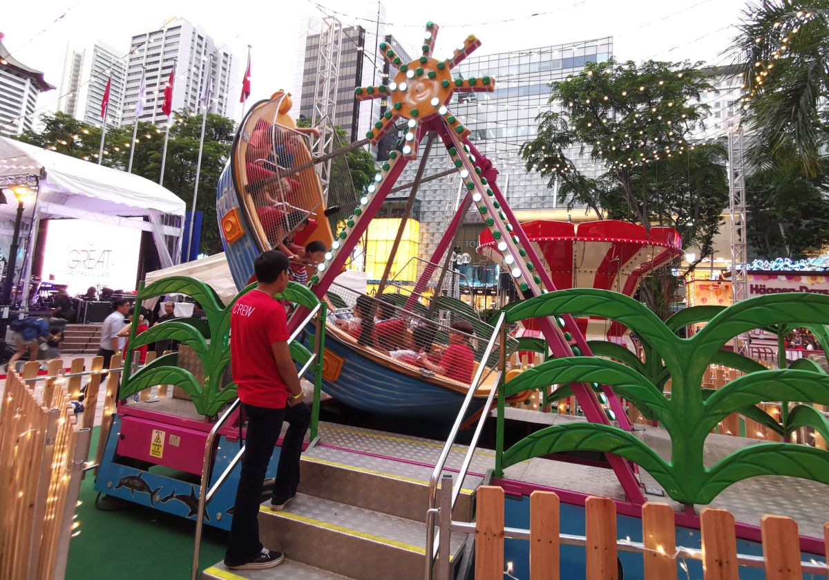 Ngee Ann City Civic Plaza, Christmas Market with stalls sel…