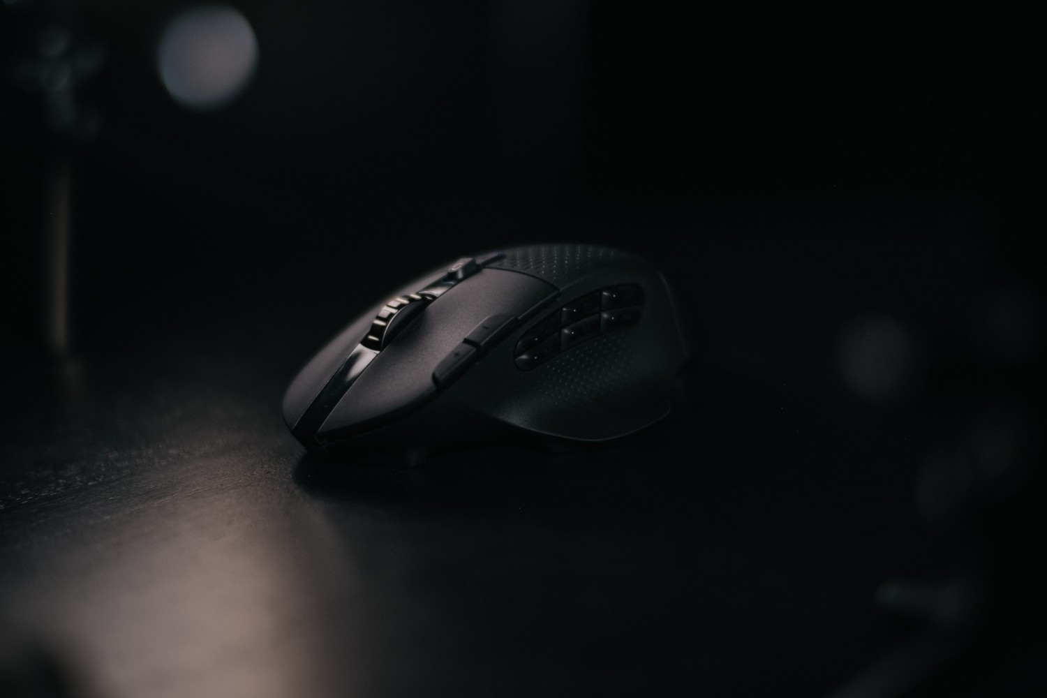 Logitech G604 Lightspeed Wireless Gaming Mouse Review: A Killer MMO Mouse