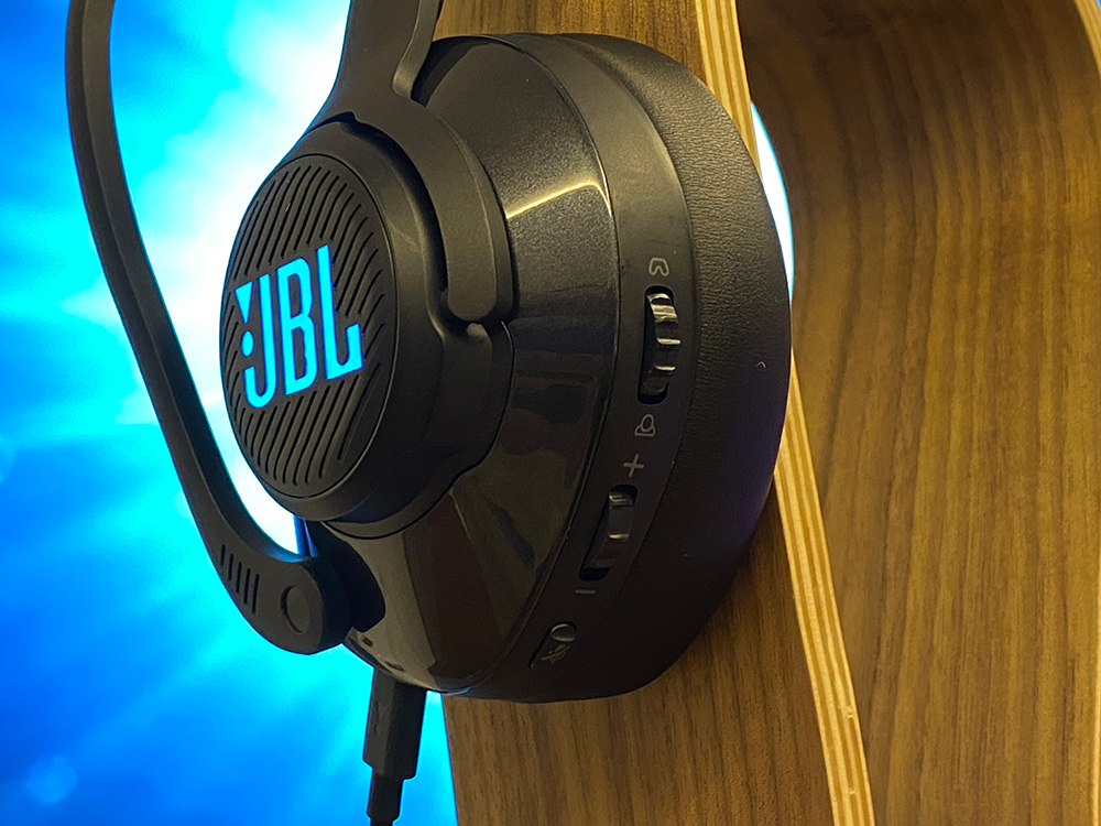 Jbl quantum 400. Игровые наушники JBL Quantum 400. JBL Quantum 400 Black. JBL Quantum 400 комплектация.