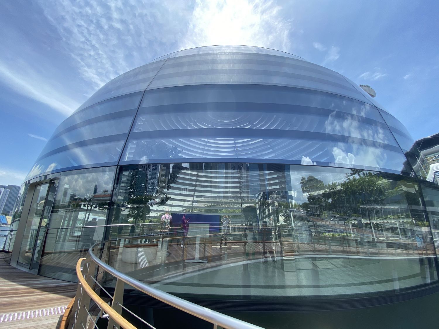 FUN FACT: Apple's Marina Bay Singapore Store Was Built From 114 Glasses,  Inspired by Rome's Pantheon