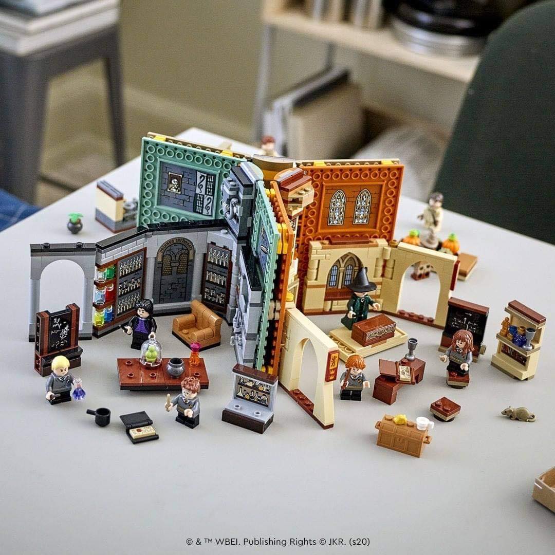 Combining the 2021 LEGO Harry Potter Hogwarts Moments Classrooms / Books 