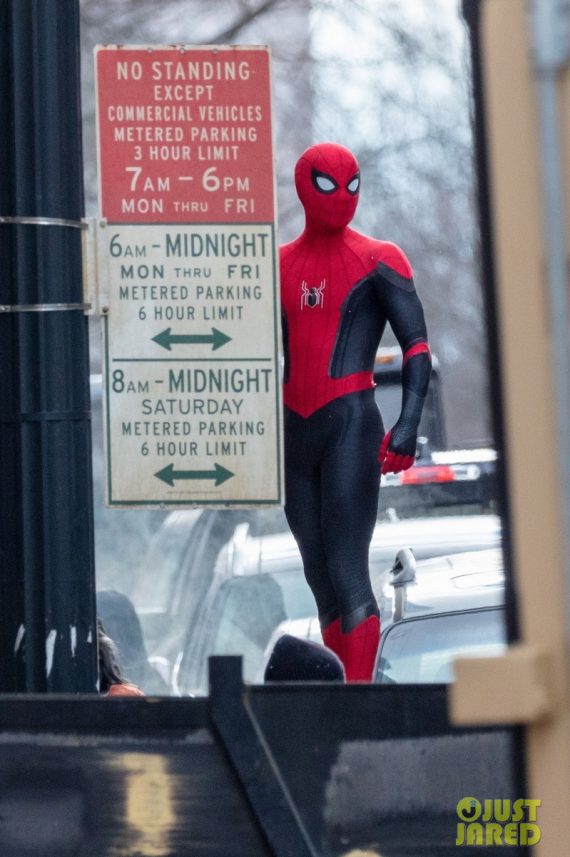 Spider-Man 3 Set Photos Reveal New Spidey Suit And Christmas Setting ...