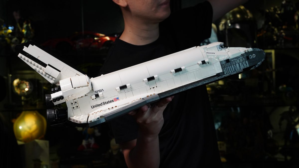 Unboxing & Speed Building The LEGO 10283 Space Shuttle Discovery | Geek Culture