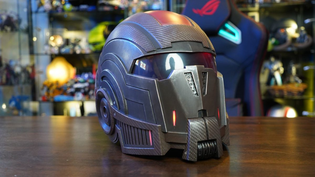 Unboxing The Mass Effect Legendary Cache With Wearable N7 Helmet | Geek