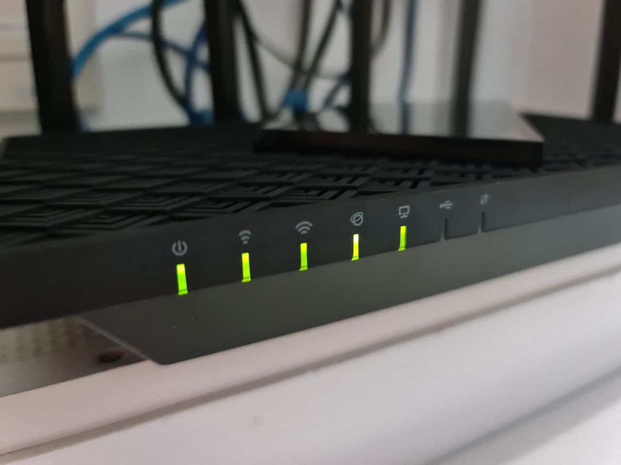 Geek Review: TP-Link Archer AX72 Router - Clear LED indicators
