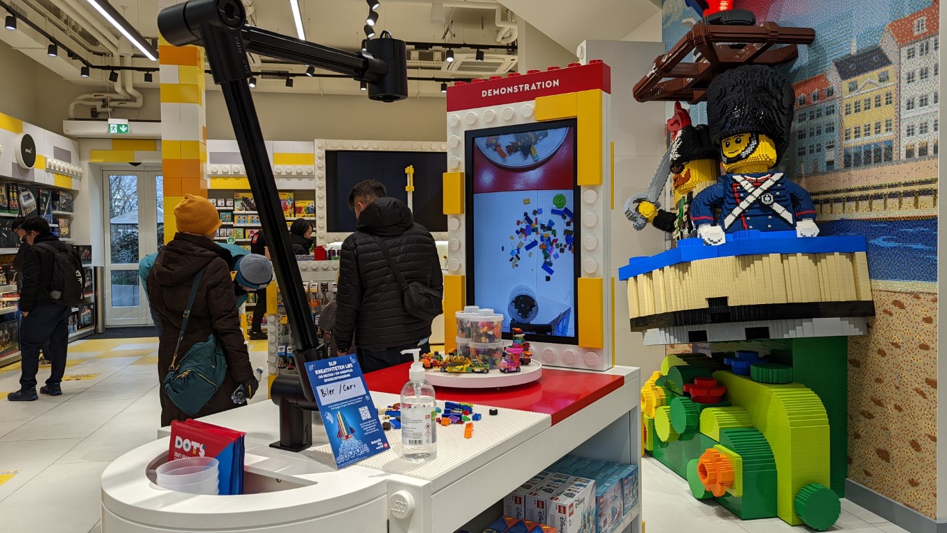 græs fersken Harden Geek's Guide To LEGO Tivoli Store Copenhagen | Geek Culture