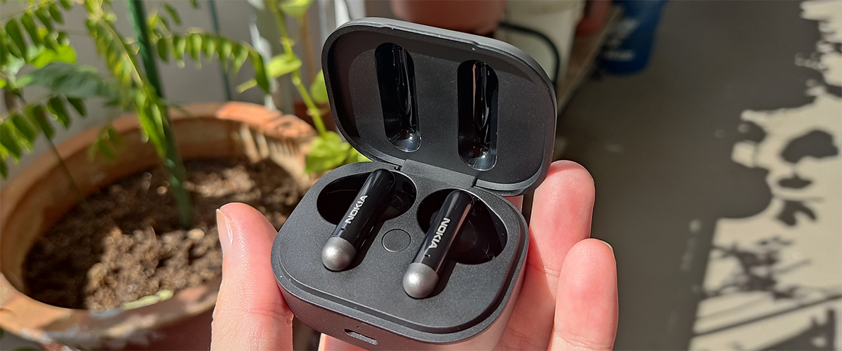 nokia essential true wireless earphones e3511 inside charging case