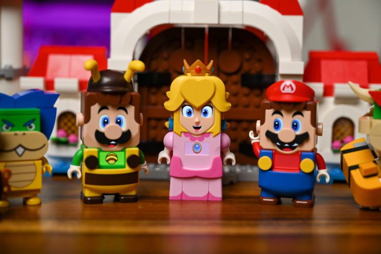 LEGO 71408 Super Mario Peach’s Castle Expansion Set In Pictures!