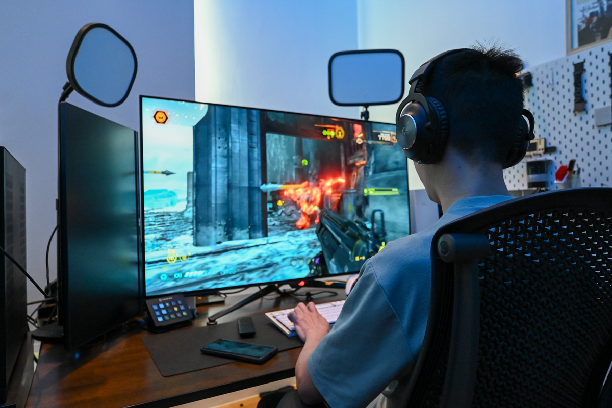 The INNOCN 48Q1V OLED Gaming Monitor is perfect for Playing Top Games like  Curse of the Sea Rats