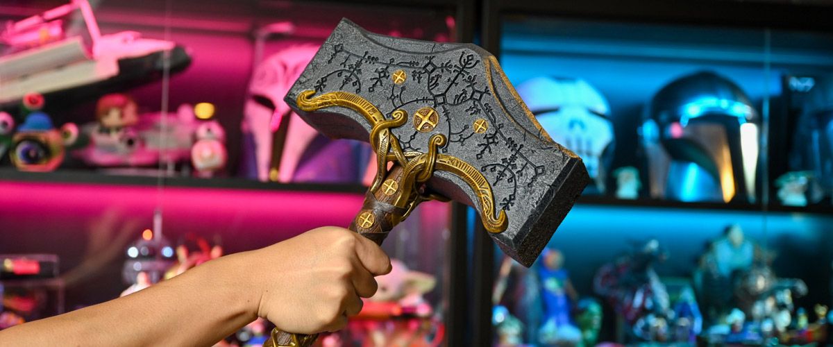 Which God of War Ragnarok edition includes Thor's Hammer Mjolnir