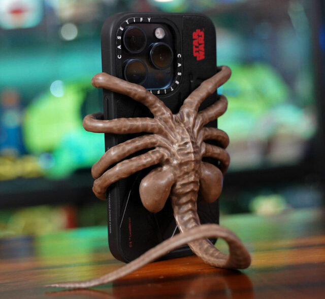 This ‘Alien Romulus’ Facehugger Phone Holder Is An Accessory You Can’t