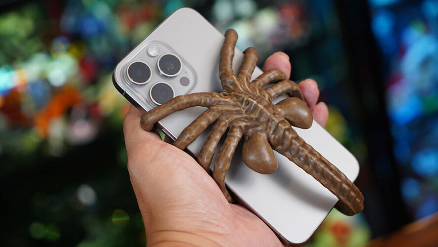 This ‘Alien Romulus’ Facehugger Phone Holder Is An Accessory You Can’t